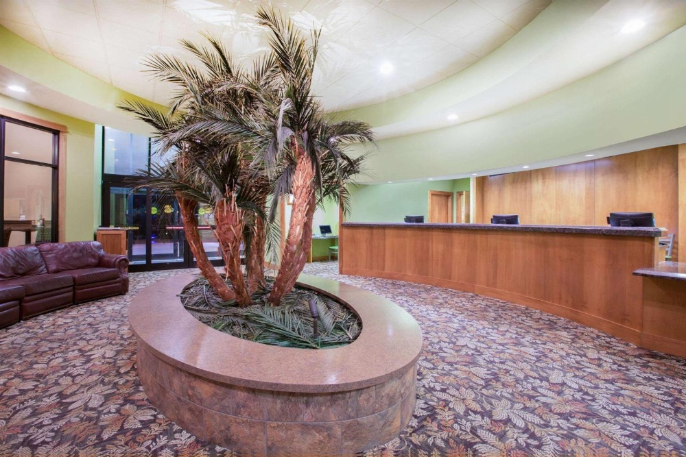 Ramada Tropics Resort & Conf Center by Wyndham Des Moines