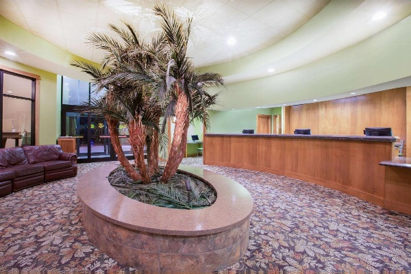 Ramada Tropics Resort & Conf Center by Wyndham Des Moines image 4